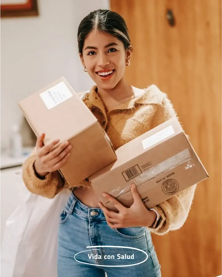 Clienta feliz con sus pedidos Vidaconsalud